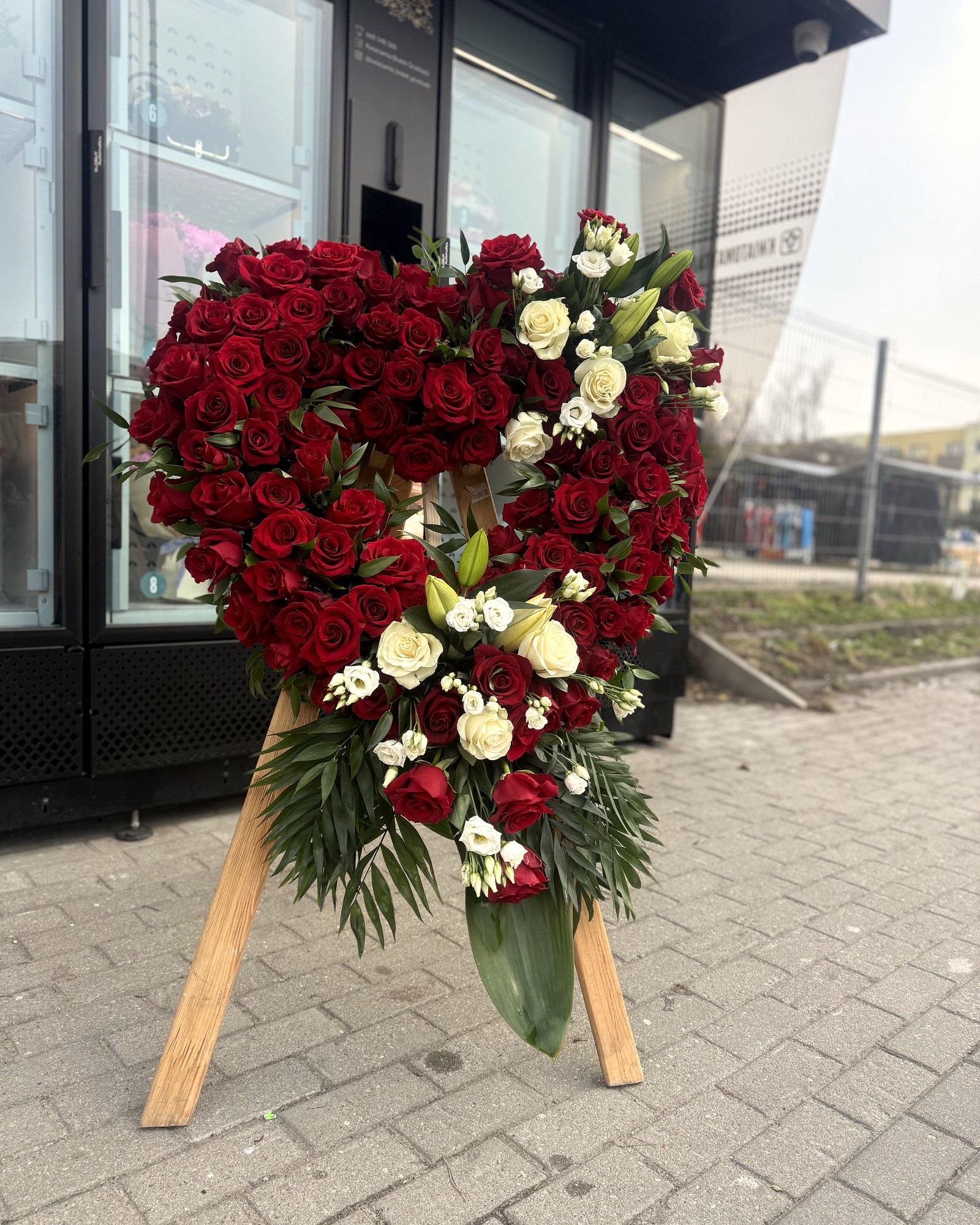 Wieniec pogrzebowy z czerwonymi i białymi różami