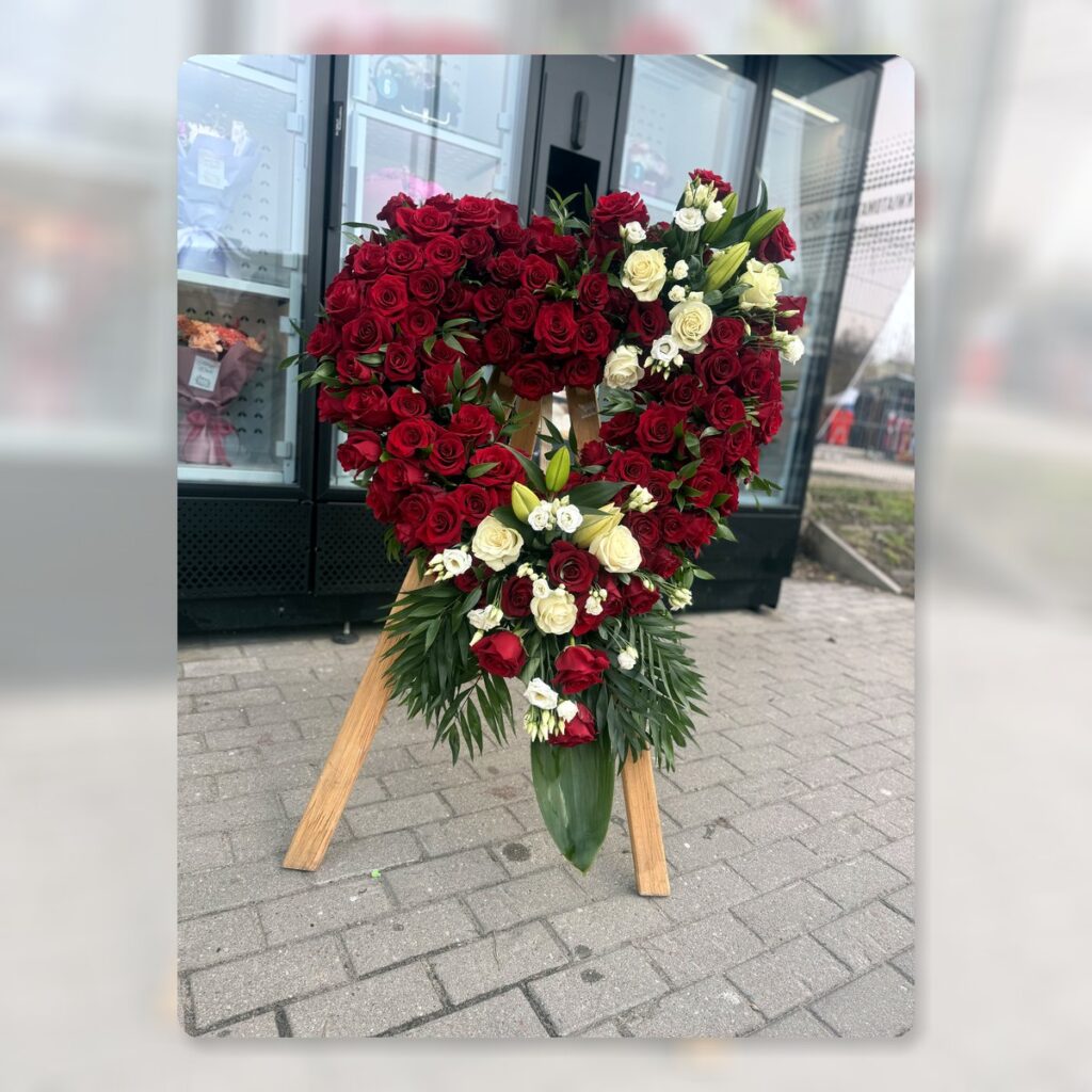 Wieniec pogrzebowy w kształcie serca – Kwiaciarnia Bratek